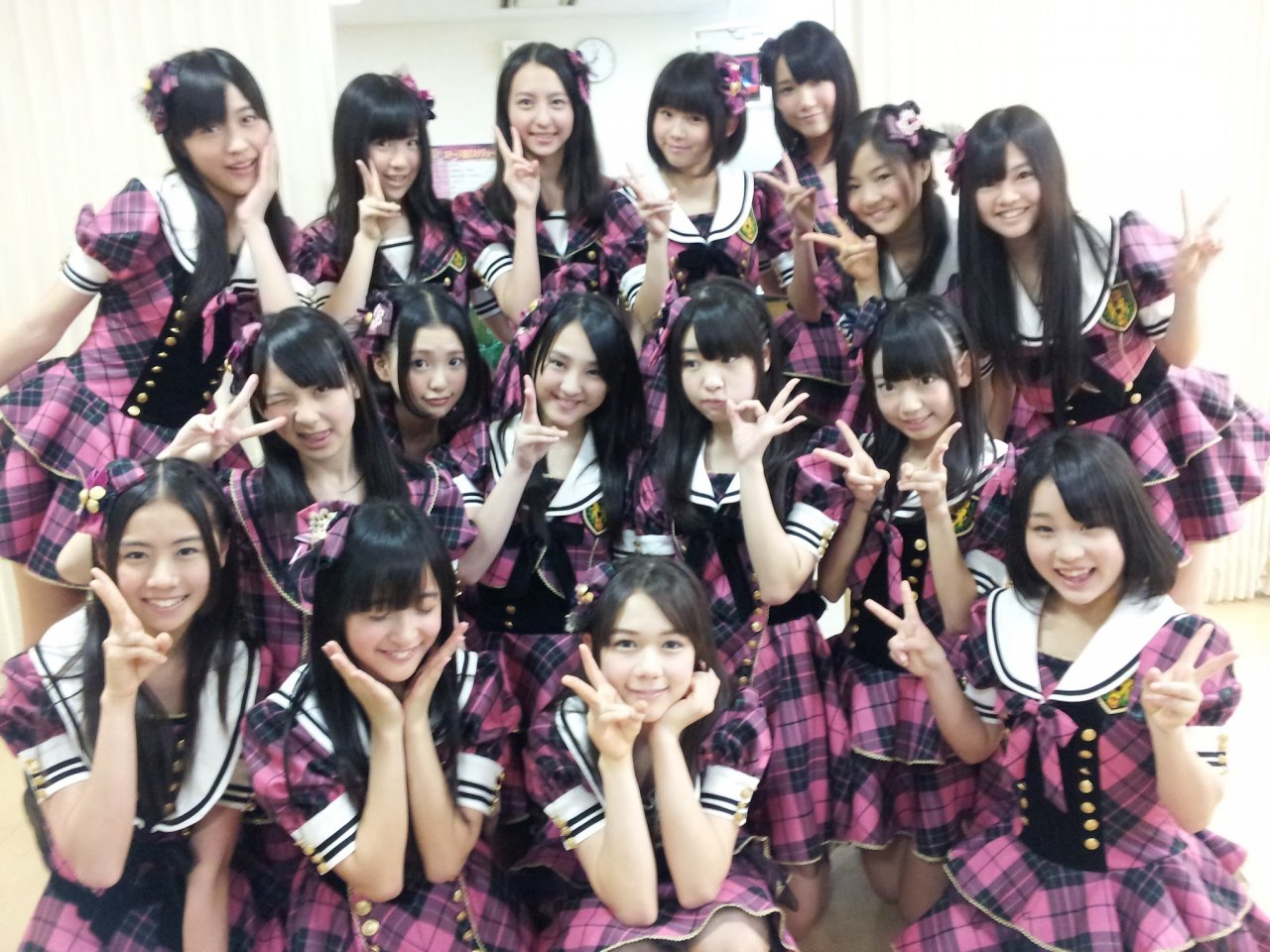 【動画あり】HKT48の握手会でNMB48のCDを破壊するファンに支配人激怒ｗｗｗｗｗ