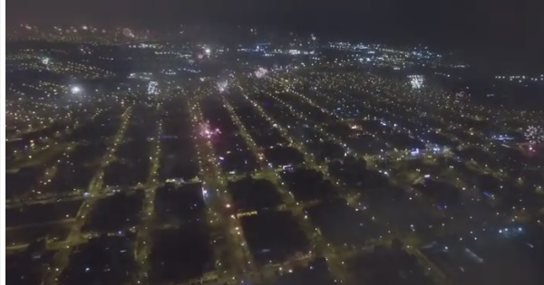 【美麗動画】街中で花火が上がる！新年の瞬間をドローンで空撮してみた