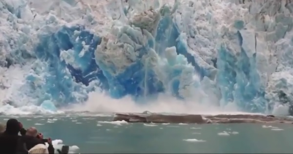 【自然の驚異】崩れ落ちる氷山！近づきすぎた船は・・・