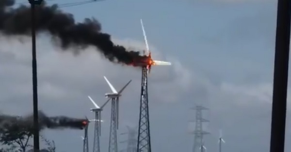 【二度と見れない芸術！】風力発電所で事故が発生！しかしその様子が美しい…